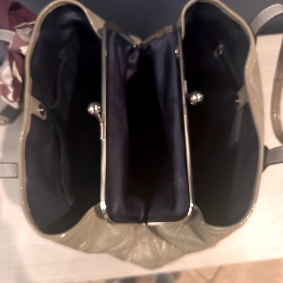 COACH Kisslock Large Patent Leather Handbag Purse Gray & scarf - like new - Picture 4 of 6